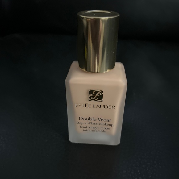 Estée Lauder Double Wear Foundation - Picture 4 of 5